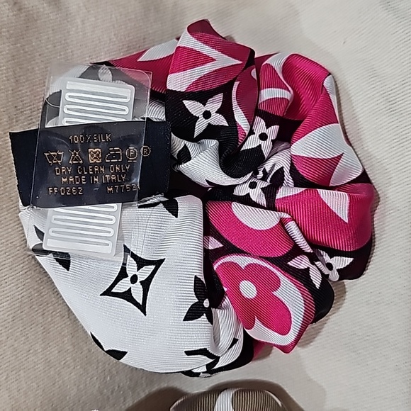 LOUIS VUITTON SCRUNCHIE HAIR ACCESSORY SET 2 RIBBONS 100% SILK GIANT MONOGRAM - Picture 11 of 12
